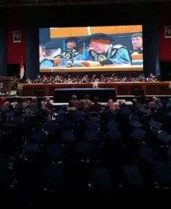 Wakil Rektor Kemahasiswaan akan membacakan biodata wisudawan