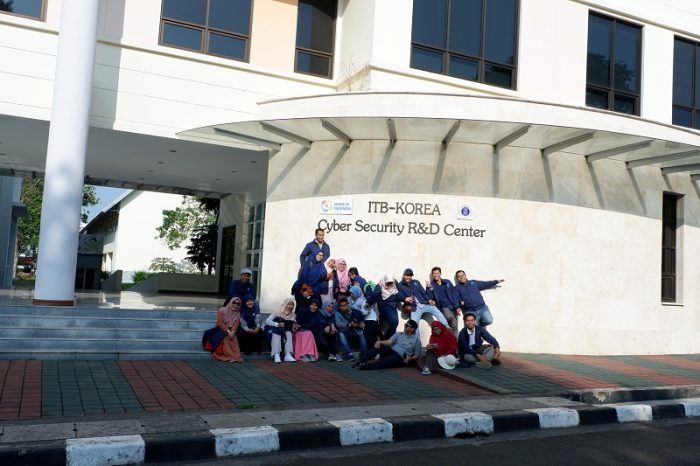 Di depan gedung kerjasama ITB-Korea