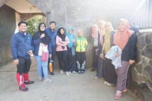 Berada depan pintu masuk Tebing Keraton