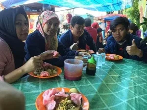 Menikmati masakan padang di pinggir jalan di Dago Bandung