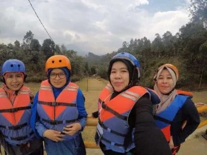 Berfoto di atas Jembatan Palayangan